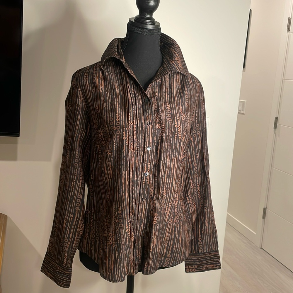 Fall Rrown & gold button down with pleating and circular design pattern - Picture 3 of 8